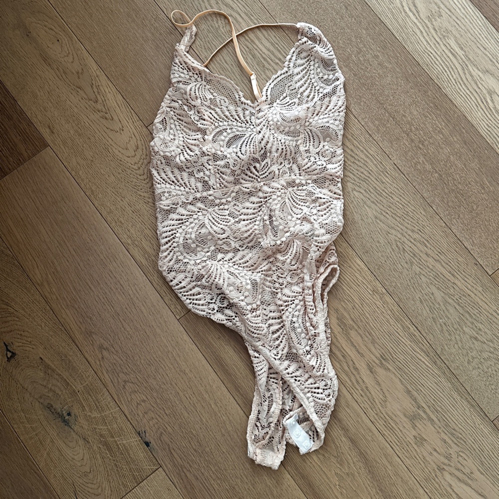 Pretty Little Thing lace bodysuit S